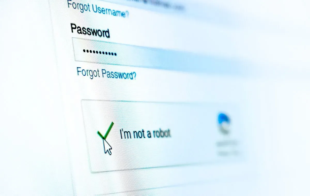 Extensiones maliciosas, CAPTCHA falsos y desinformación: las nuevas trampas digitales que ponen en juego a los usuarios